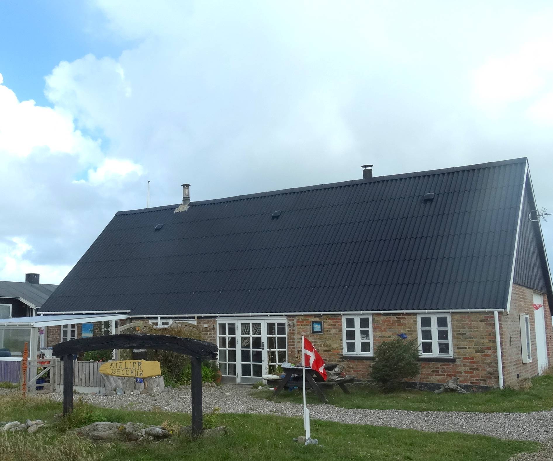 Haus mit Hinweisschild auf ein Atelier
