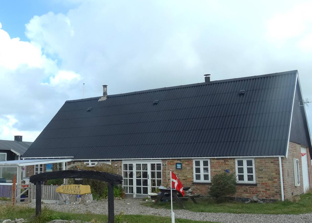 Haus mit Hinweisschild auf ein Atelier