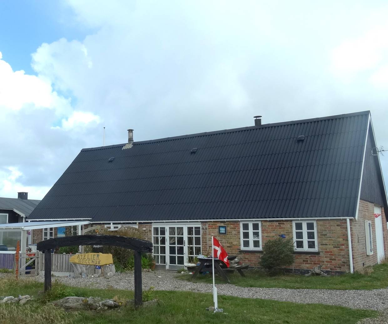 Haus mit Hinweisschild auf ein Atelier