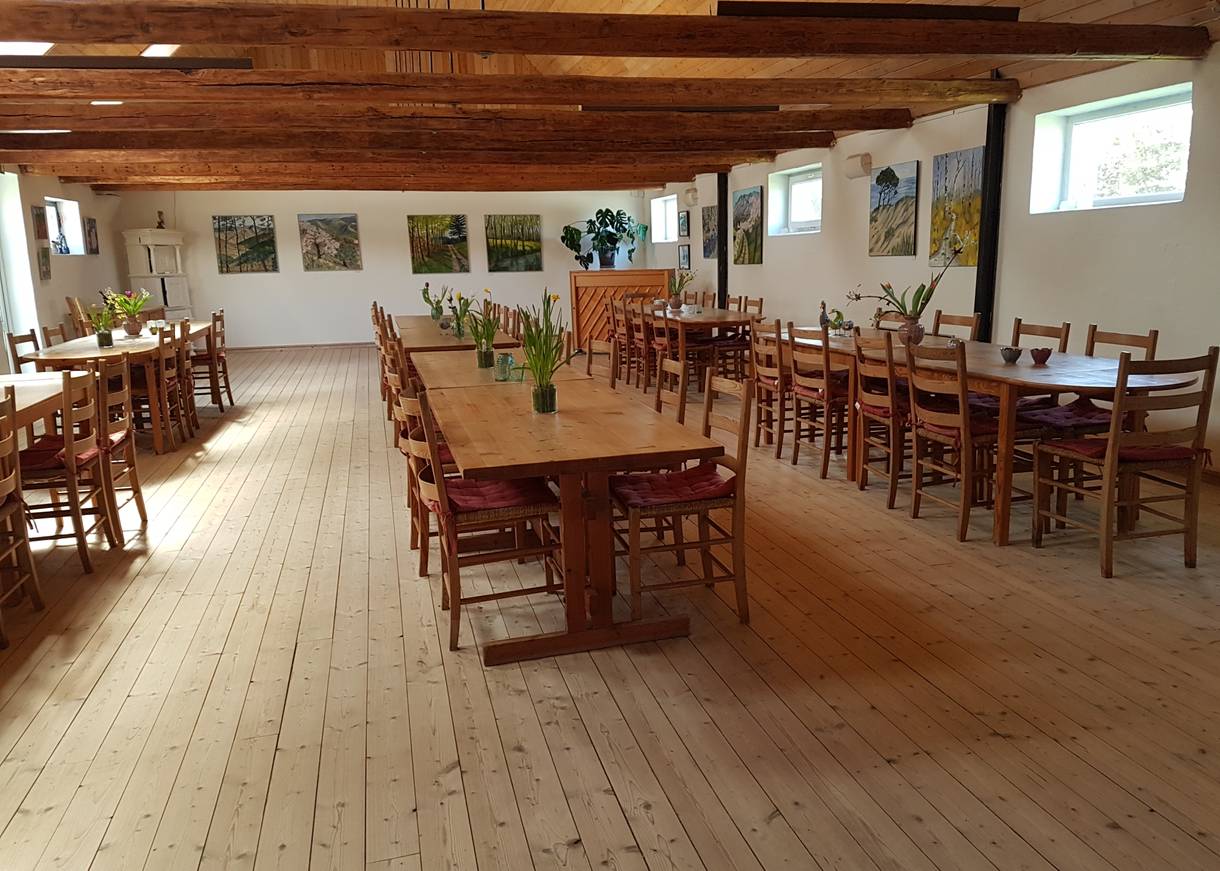 Großesr Saal mit langen Holztischen