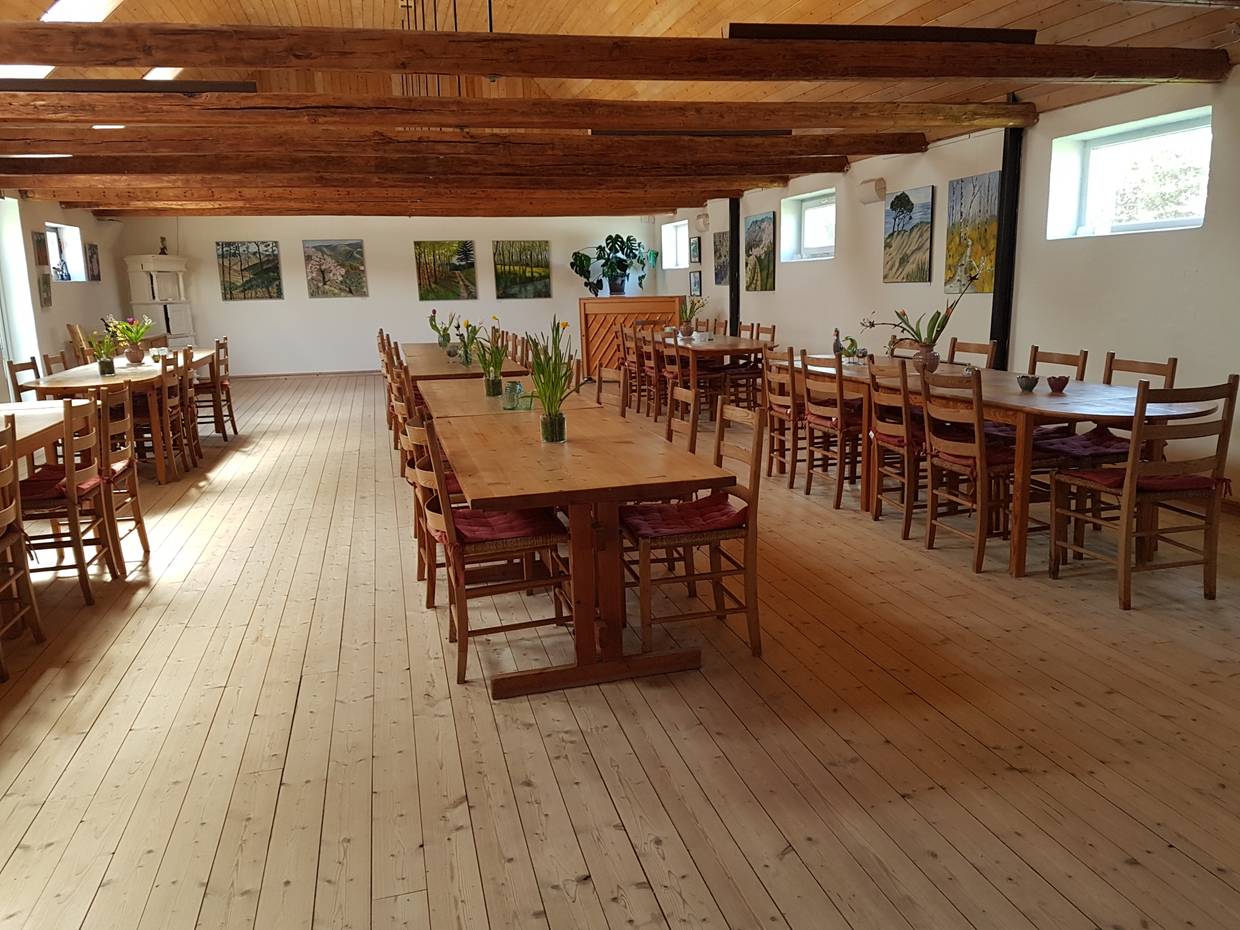 Großesr Saal mit langen Holztischen