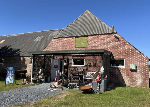Eingang zu einem Bauernhof auf roten Ziegeln