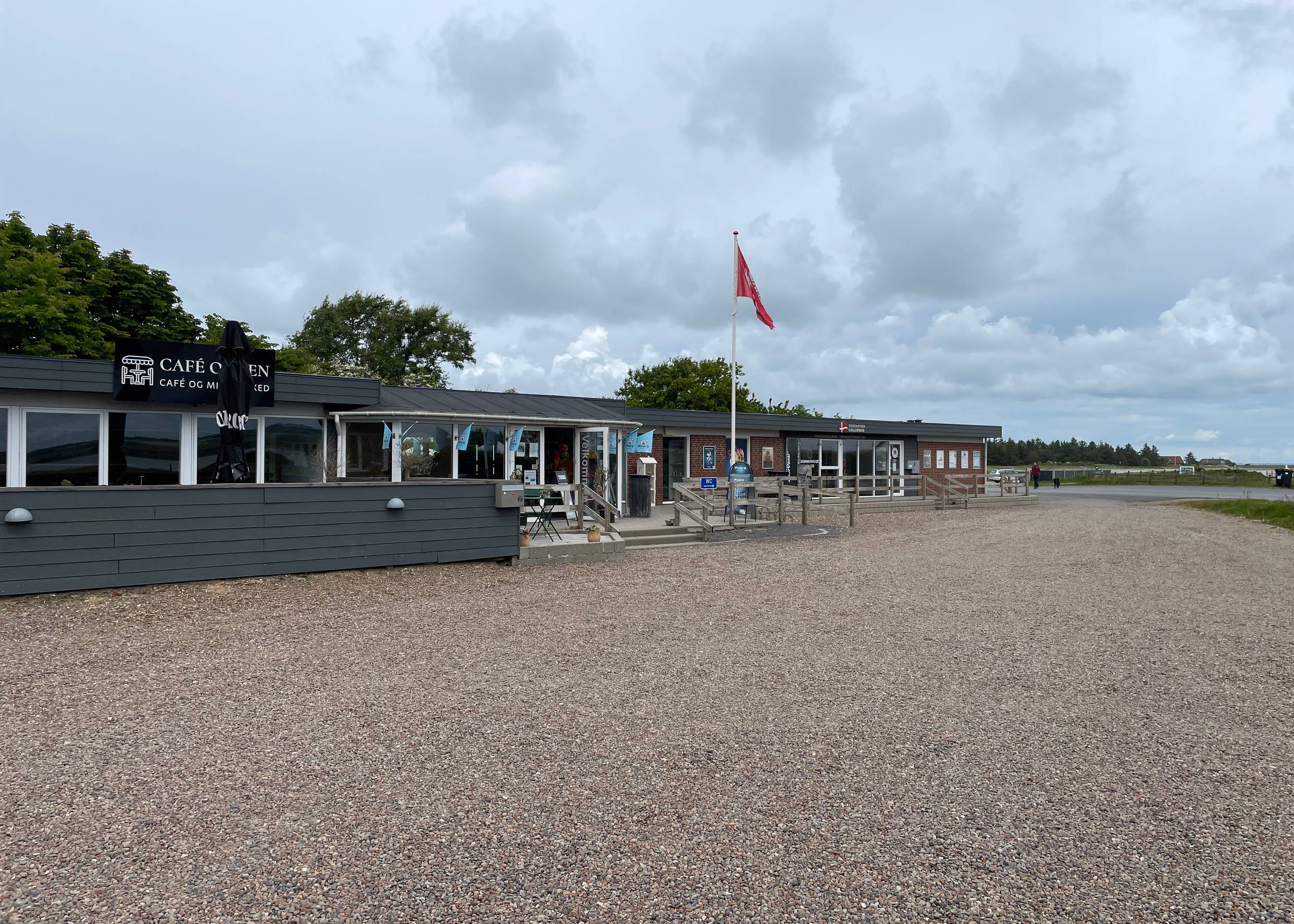 Café und Kaufmannsladen mit einem großen Parkplatz davor