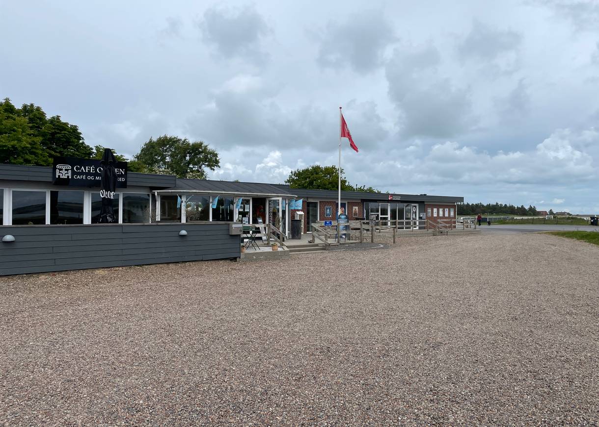 Café und Kaufmannsladen mit einem großen Parkplatz davor