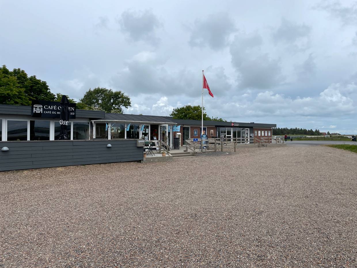Café und Kaufmannsladen mit einem großen Parkplatz davor