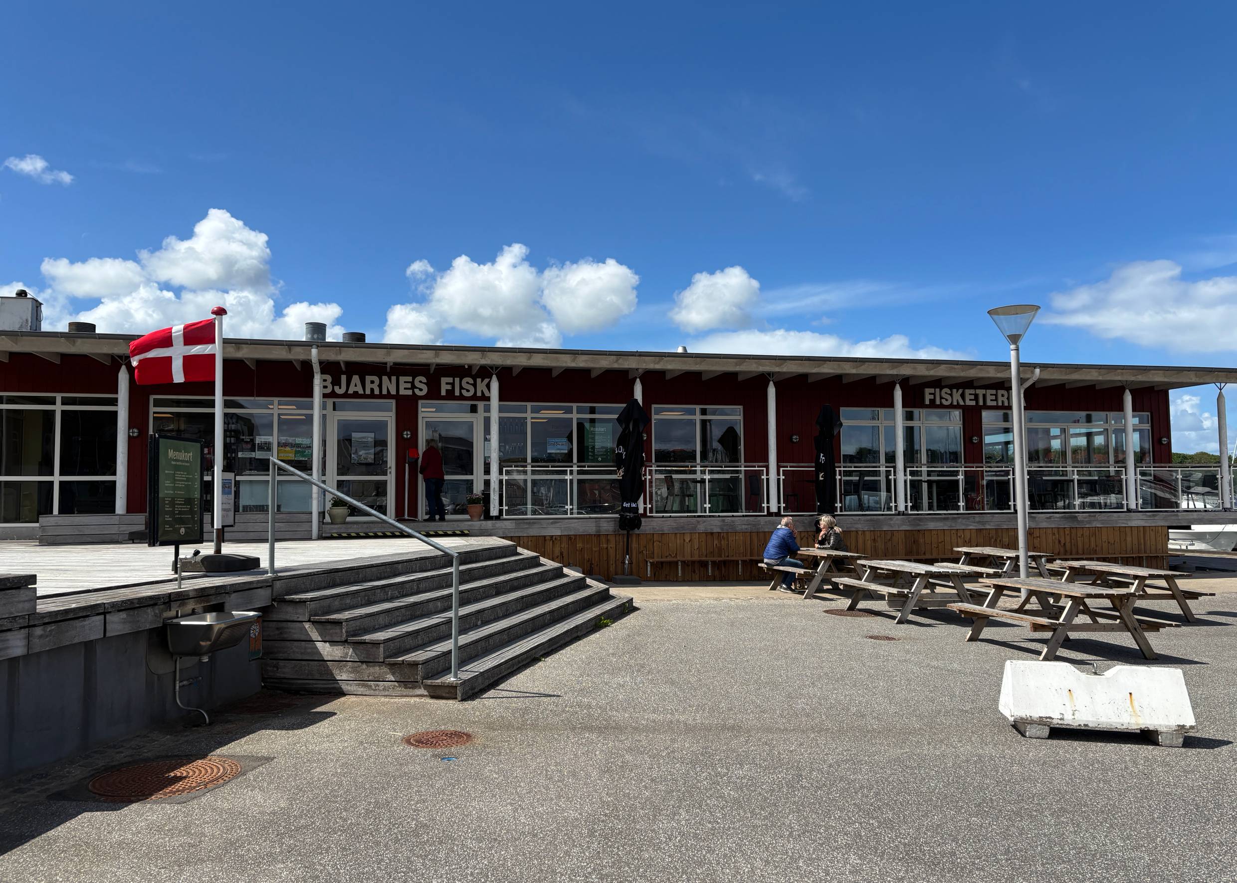 Fischgeschäft und -Restaurant in einem niedrigem Holzgebäude 