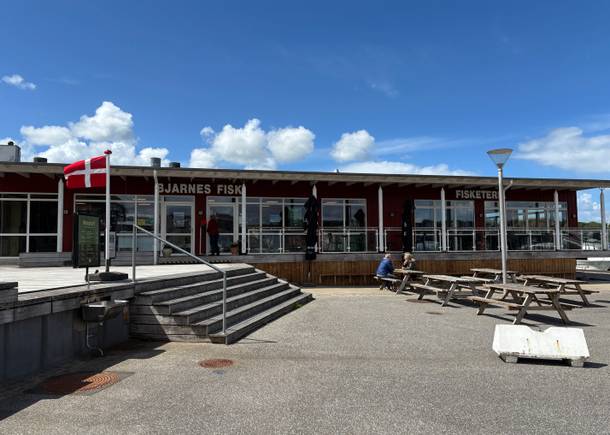 Fischgeschäft und -Restaurant in einem niedrigem Holzgebäude 