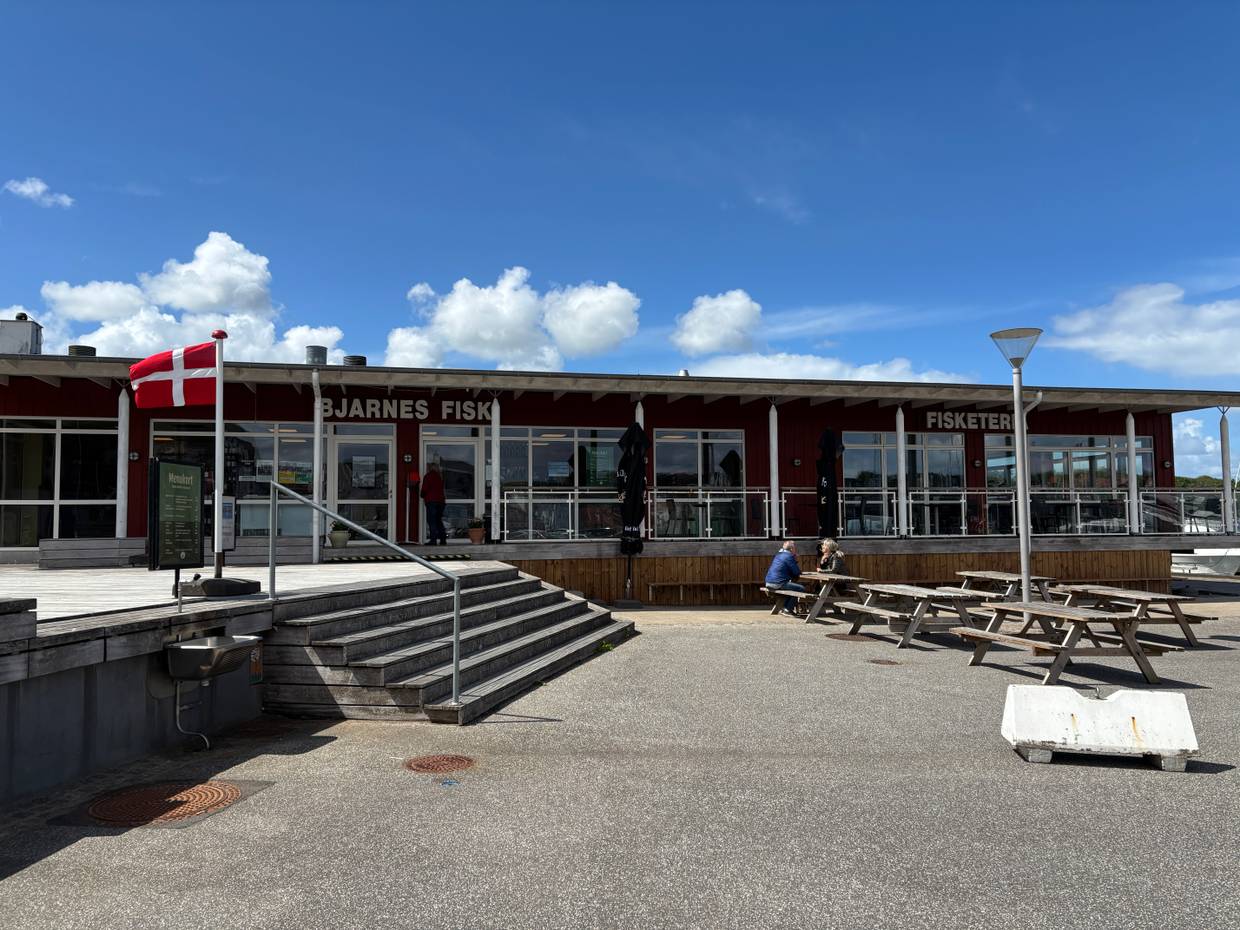 Fischgeschäft und -Restaurant in einem niedrigem Holzgebäude 