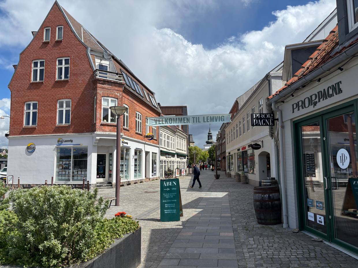 Fußgängerzone mit einem Brunnen und großen Stadthäusern im Winter