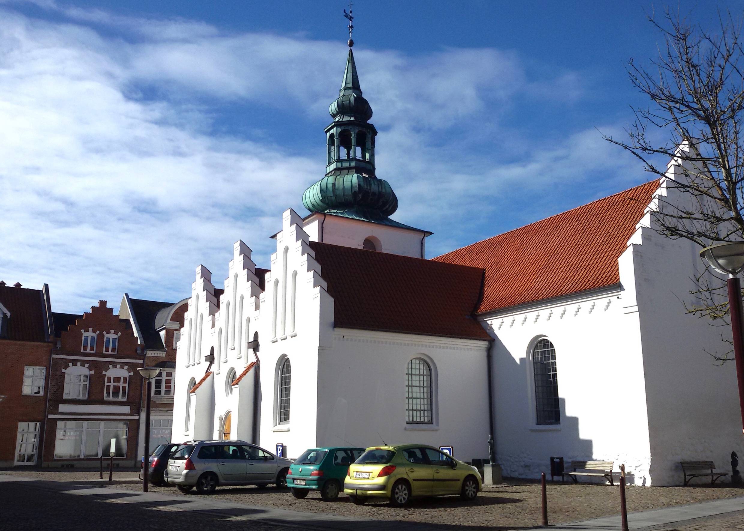 Weiße Kirche mit einem kupfergedeckten Zwiebelturm