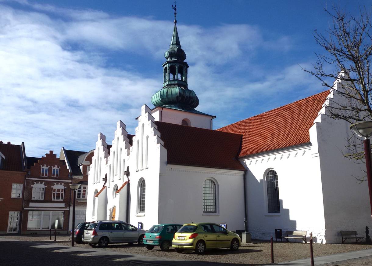 Weiße Kirche mit einem kupfergedeckten Zwiebelturm