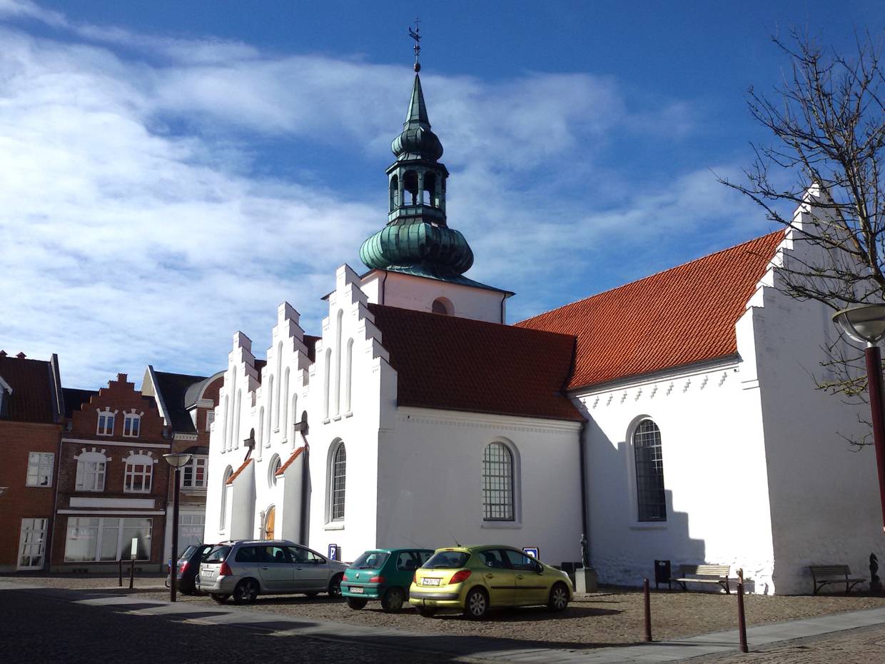 Weiße Kirche mit einem kupfergedeckten Zwiebelturm