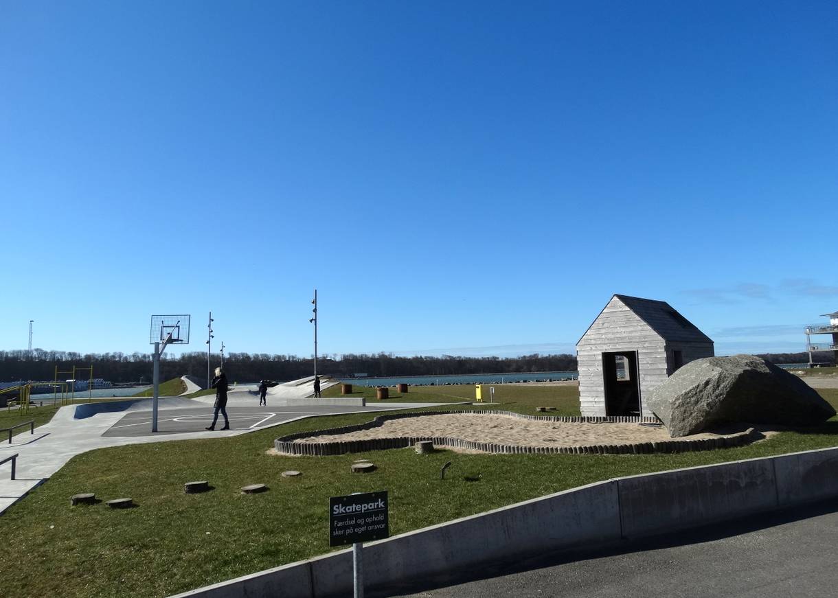 Sportanlage am Hafen mit Skaterbahn und Basketballkörben