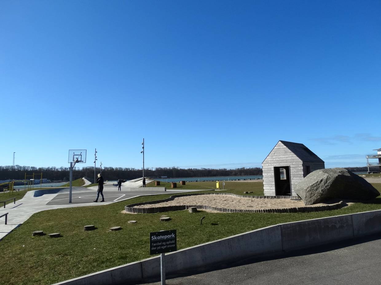 Sportanlage am Hafen mit Skaterbahn und Basketballkörben