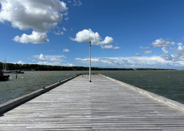 Langer Holzsteg ins Wasser