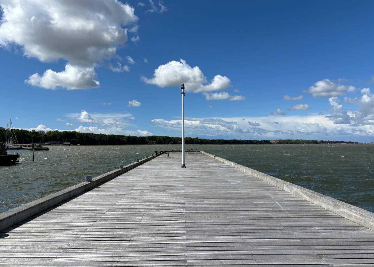 Langer Holzsteg ins Wasser