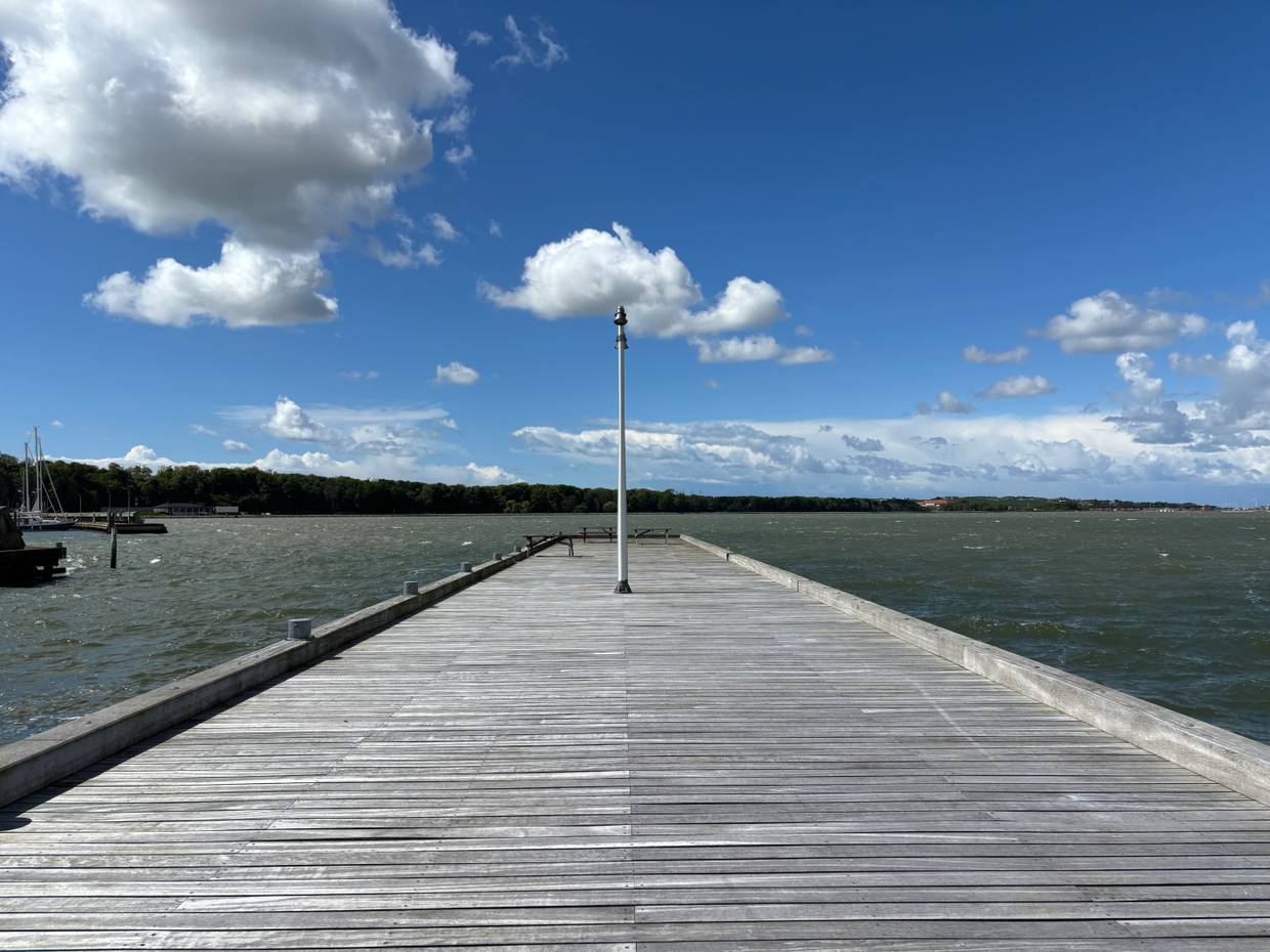 Langer Holzsteg ins Wasser