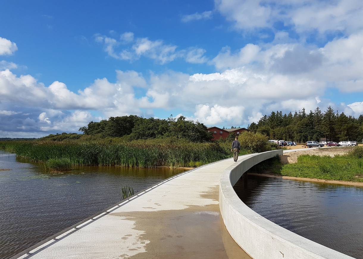 Runder Steg über den See