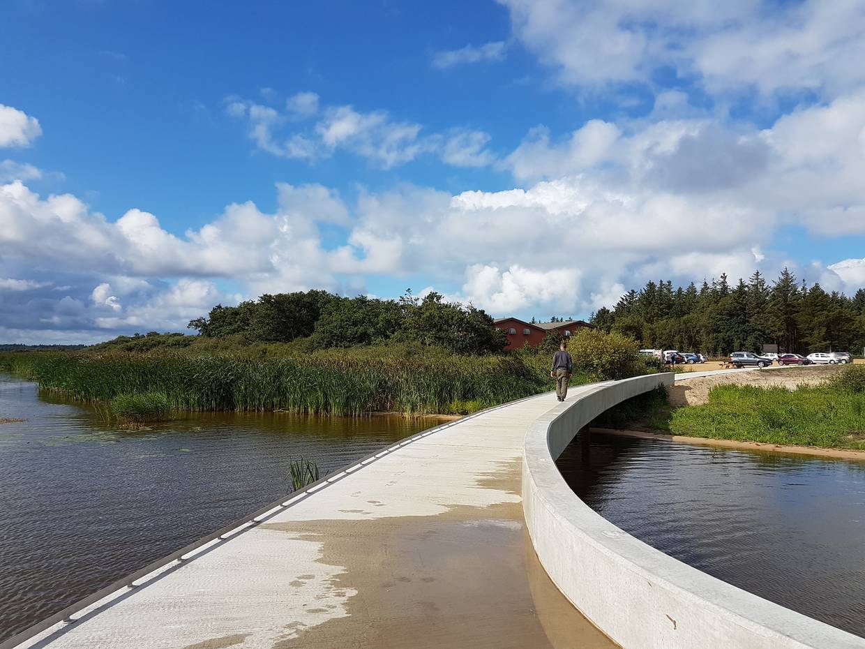 Runder Steg über den See