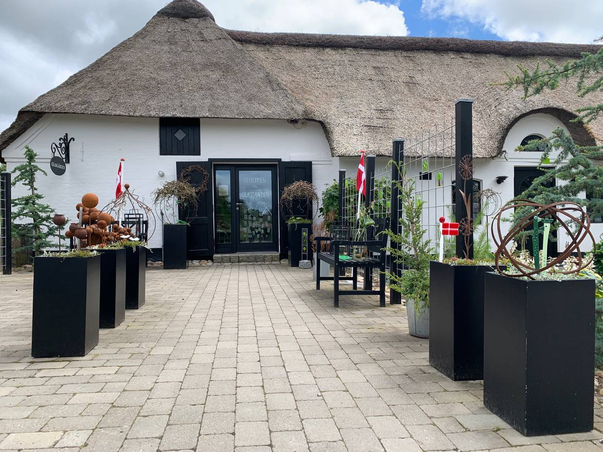 Blick auf den Eingang zu einem alten, reetgedecketen Bauernhof