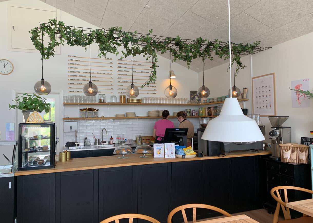 Blick auf den Ausschank mit einer Kuchenvitrine in einem Café