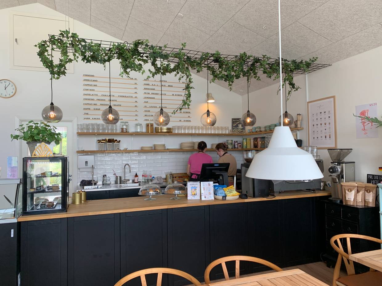 Blick auf den Ausschank mit einer Kuchenvitrine in einem Café