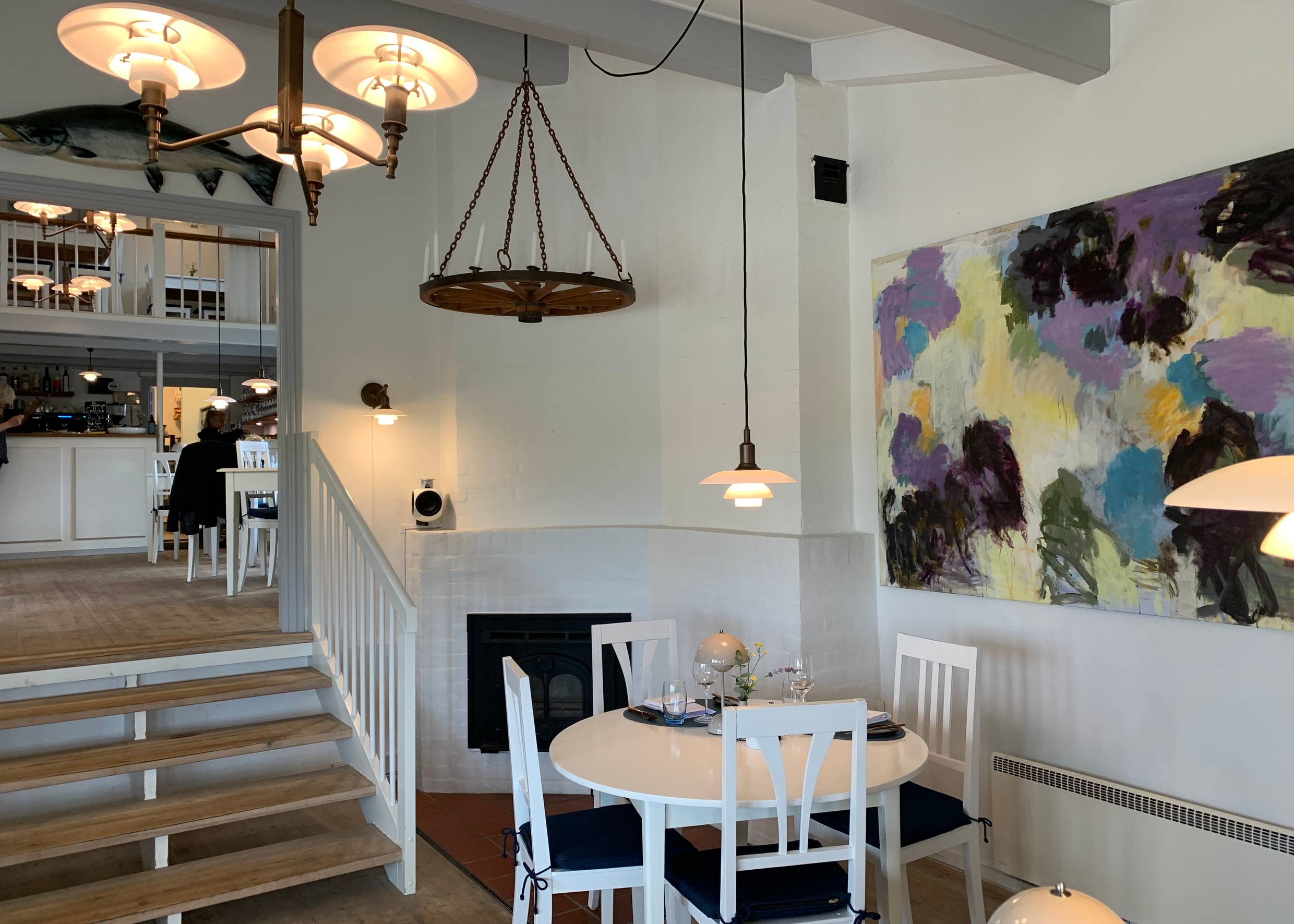 Blick in einem Restaurant eingerichtet mit viel Holz und PH-Lampen