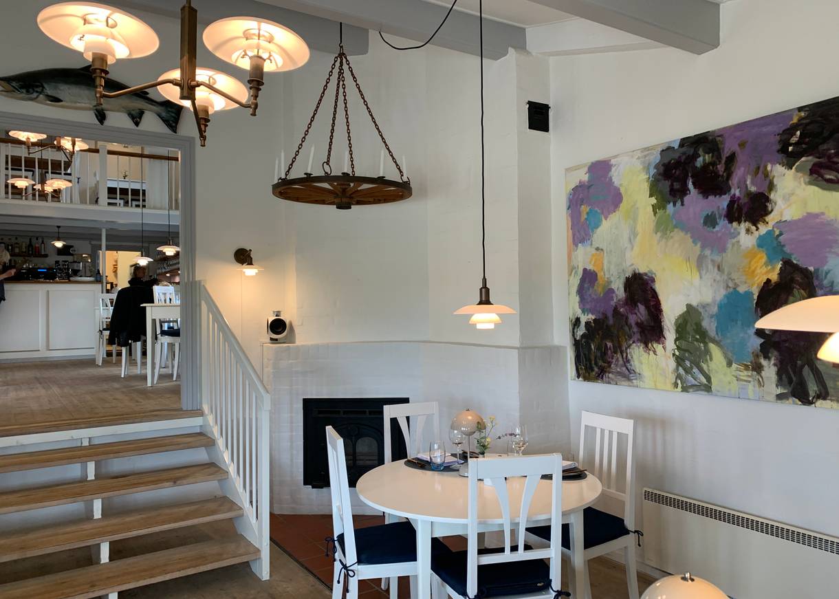 Blick in einem Restaurant eingerichtet mit viel Holz und PH-Lampen