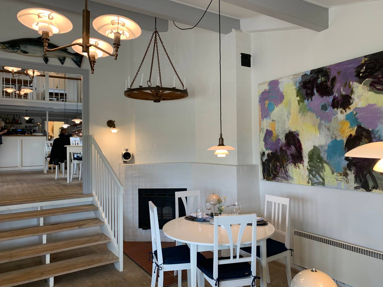 Blick in einem Restaurant eingerichtet mit viel Holz und PH-Lampen