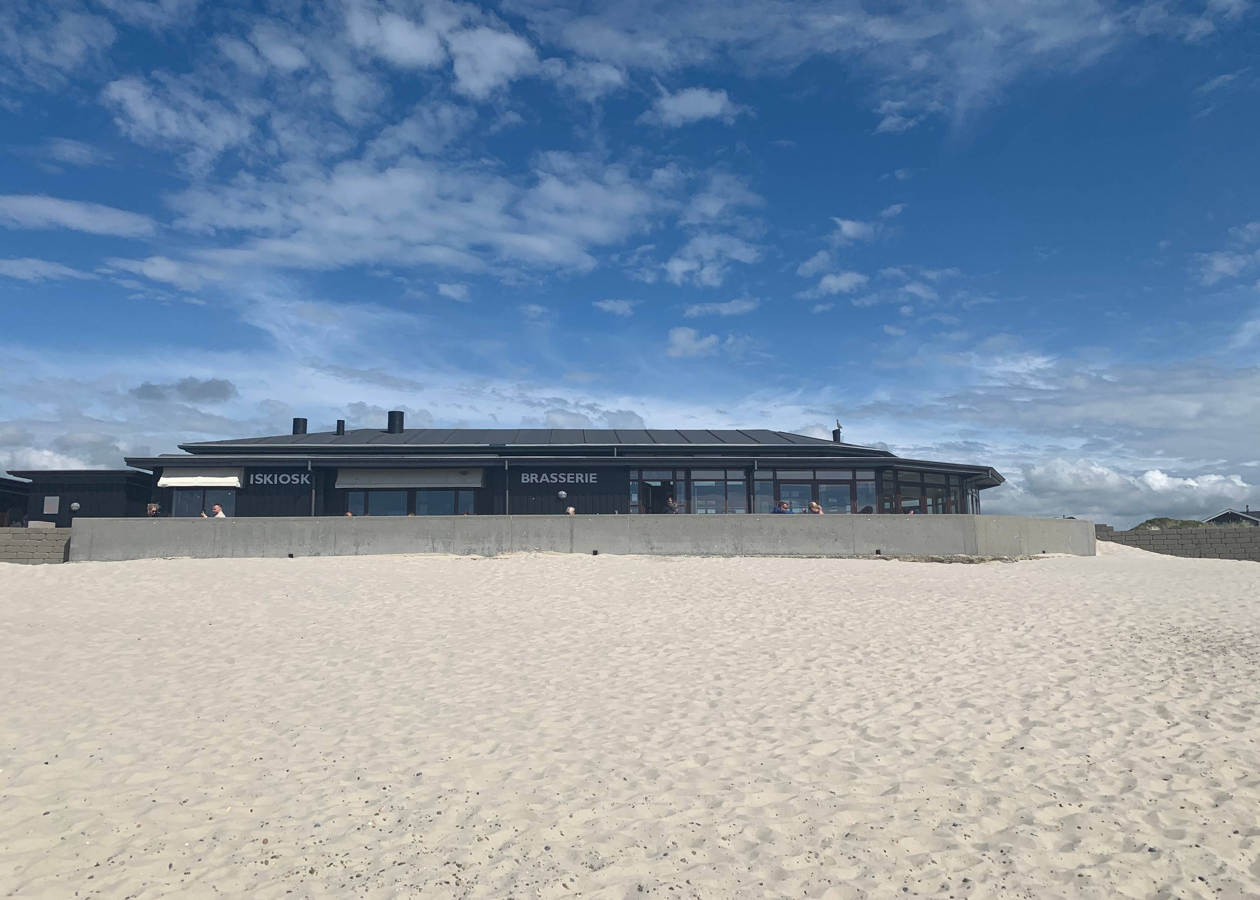 Brasserie in einem große Gebäude aus Holz am Strand