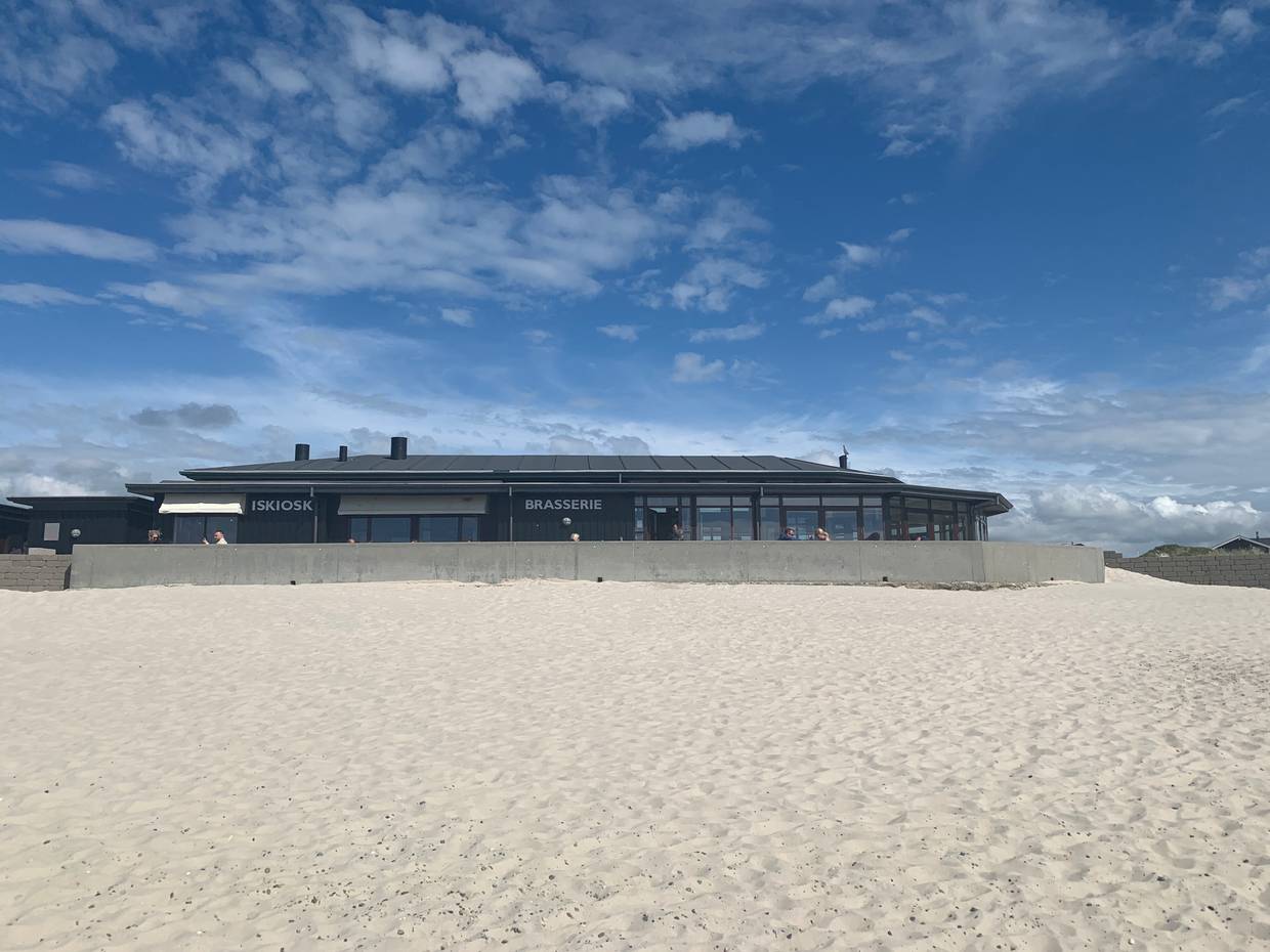 Brasserie in einem große Gebäude aus Holz am Strand