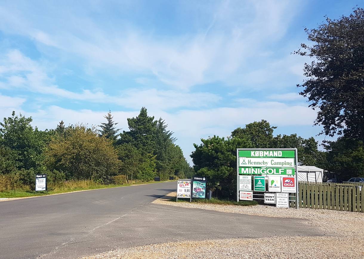 Hinweisschild zum Kaufmann am Campingplatz