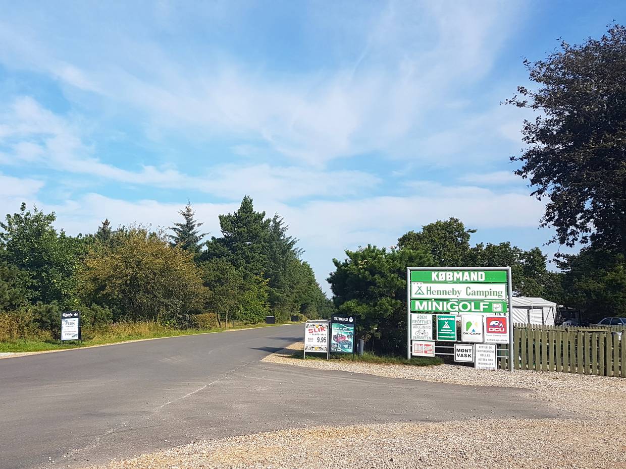 Hinweisschild zum Kaufmann am Campingplatz