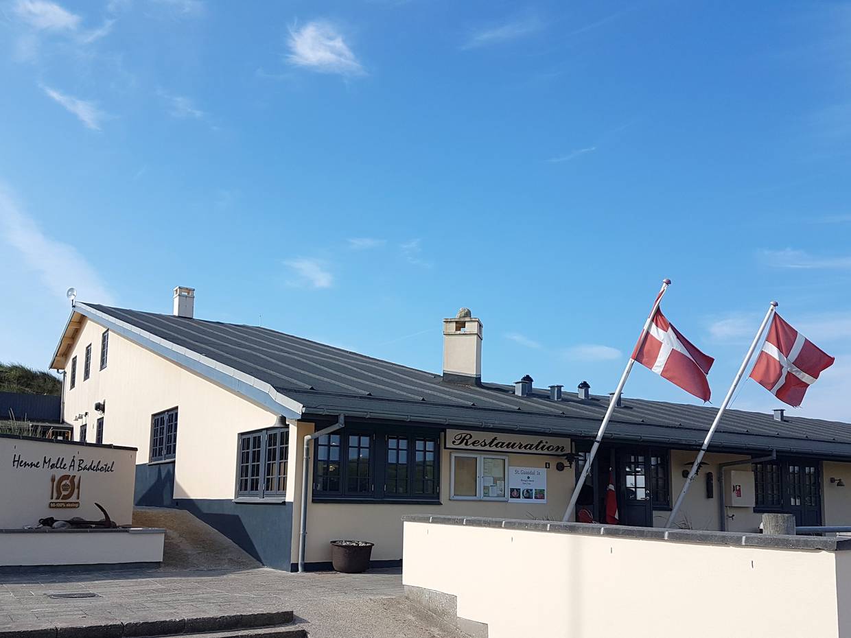 Flacher, weißer Hotelbau aus den 30er Jahren