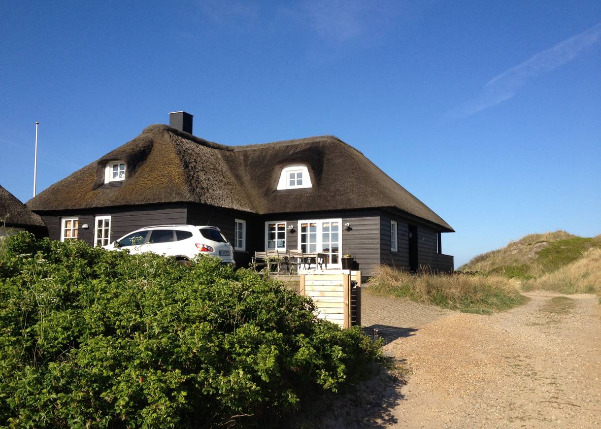 Scharzes Ferienhaus auf einer Düne an der Nordsee in Dänemark