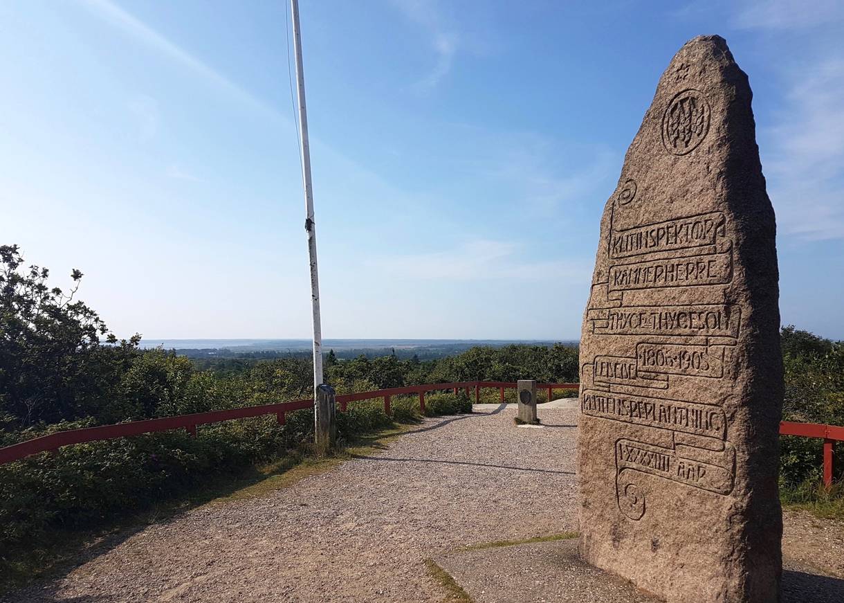 der Gedenkstein auf dem Blåbjerg mit Aussicht über die Dünen