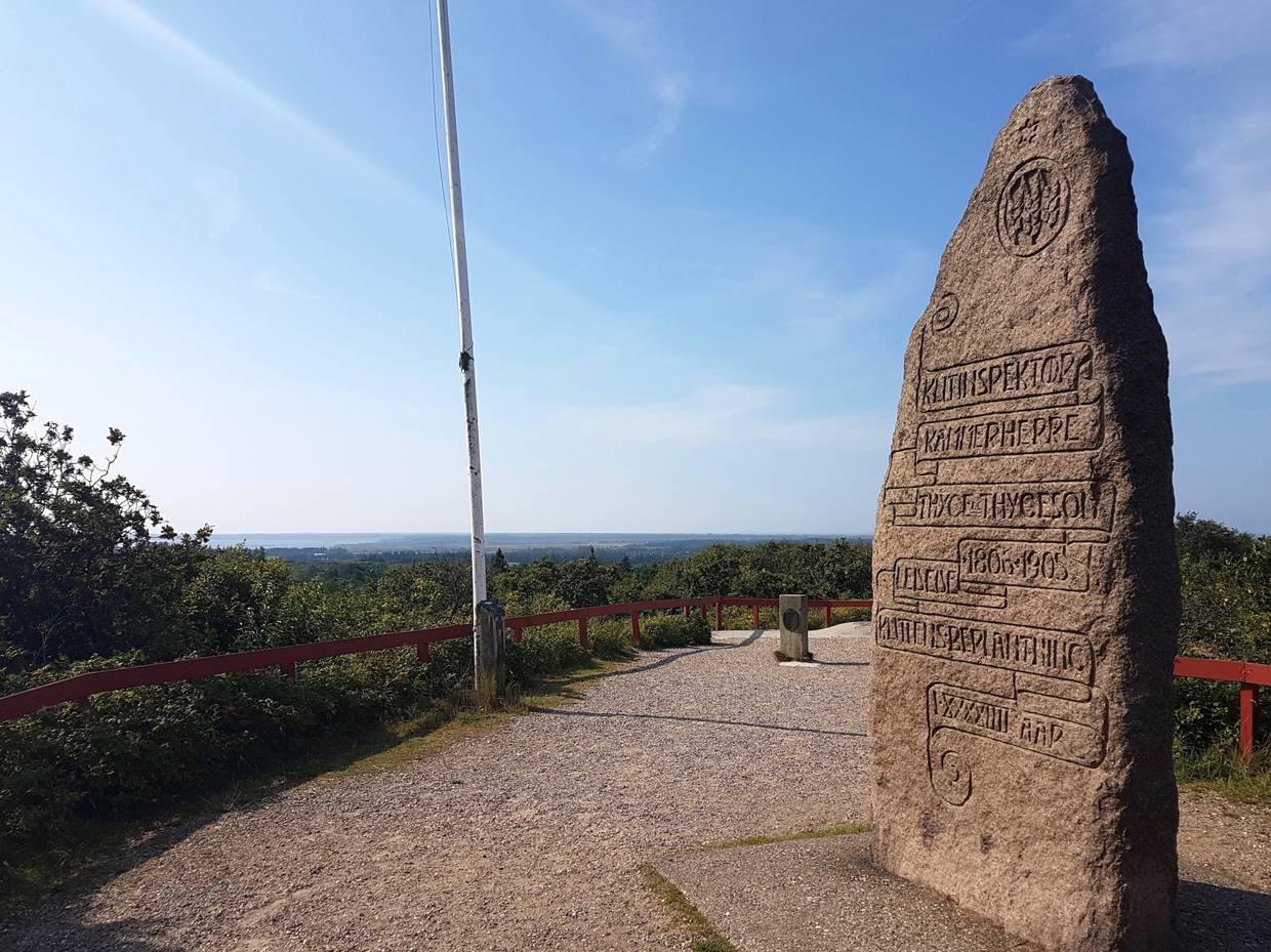 der Gedenkstein auf dem Blåbjerg mit Aussicht über die Dünen