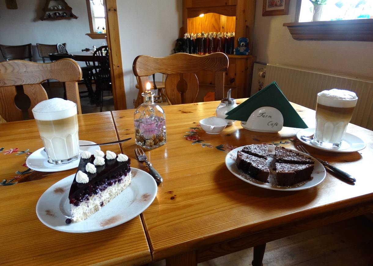 Zwei Teller mit Torte auf einem Tisch im Café