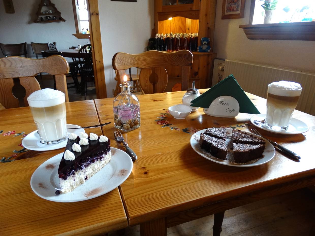 Zwei Teller mit Torte auf einem Tisch im Café