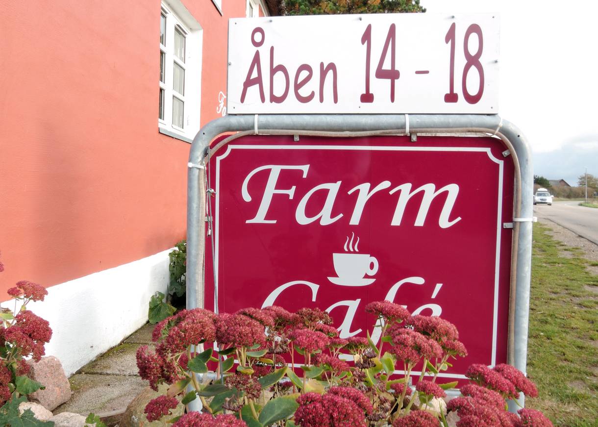 Schild mit Öffnungszeiten an der Straße