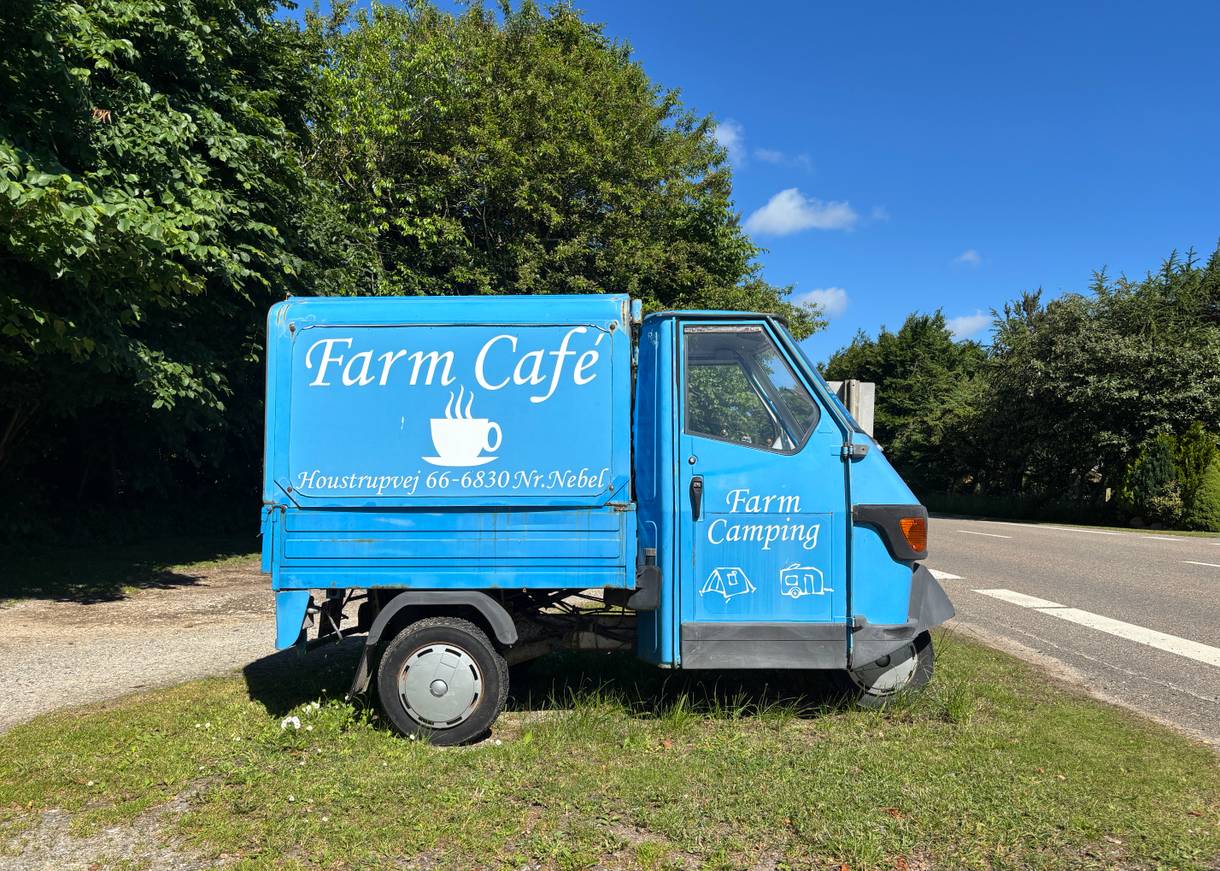 Ape in blau mit der Aufschrift Farm Café