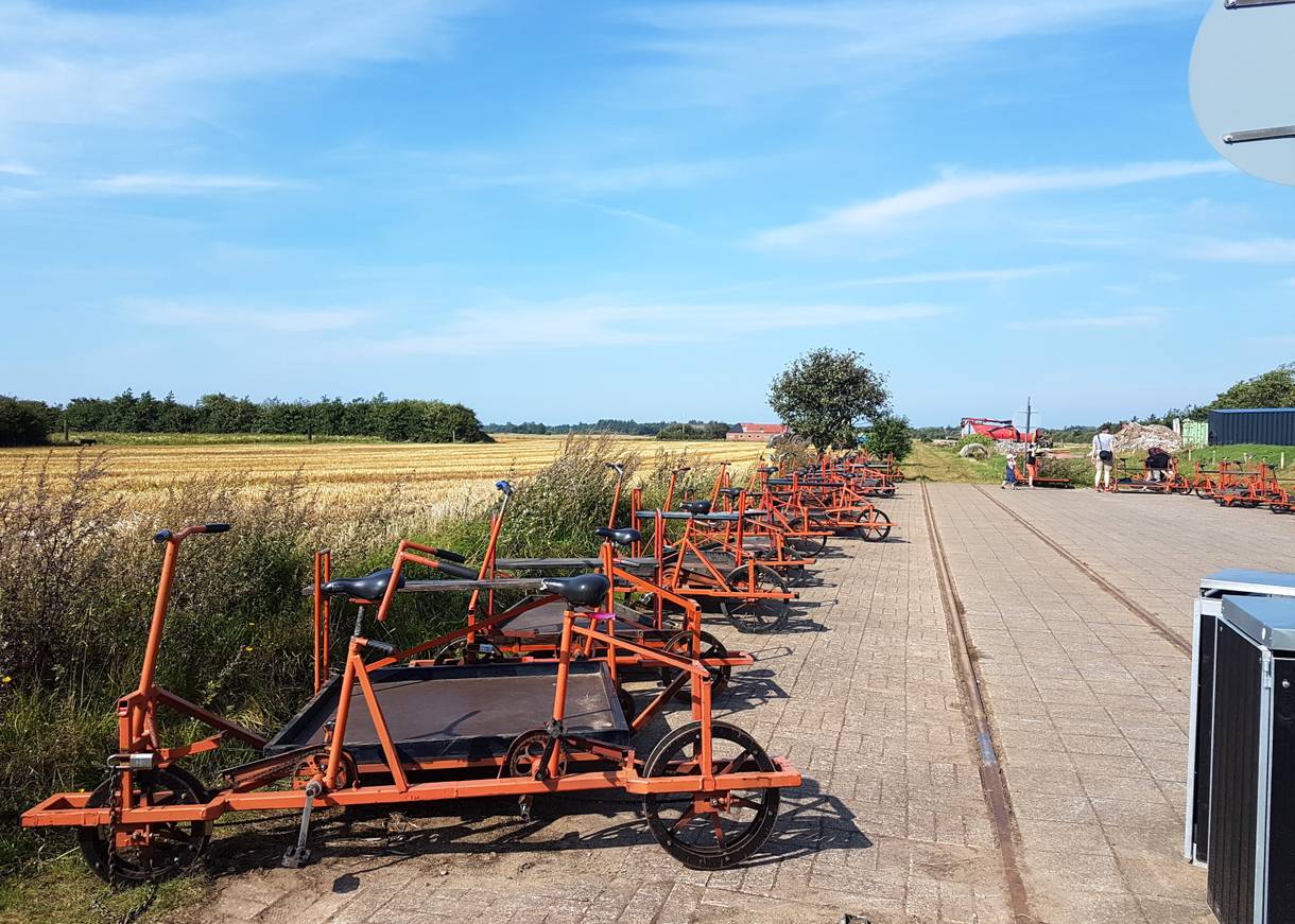 Ein Platz, an dem man Draisinen mieten kann