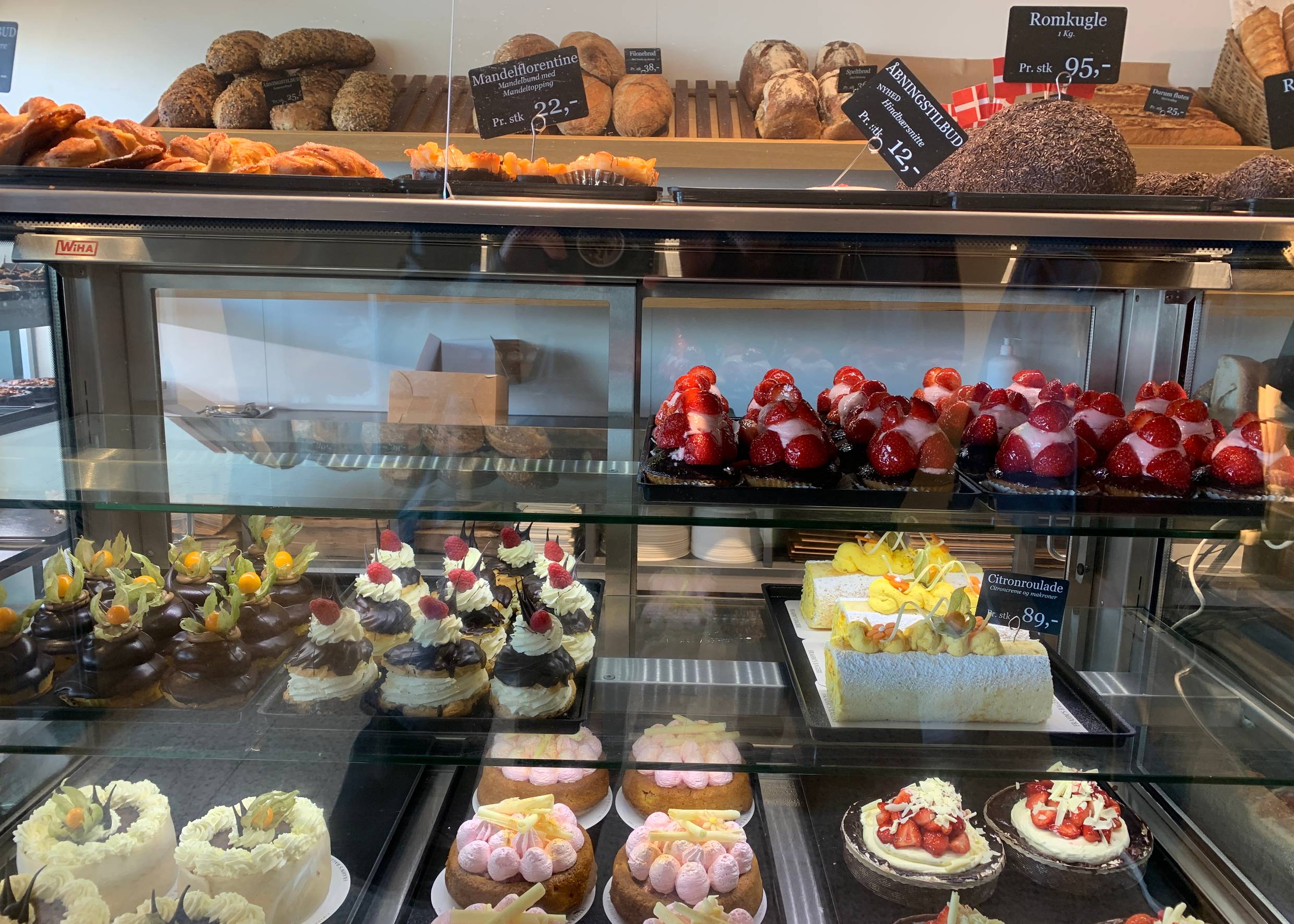 Kuchenvitrine in einer Bäckerei mit verschiedene Obstküchlein