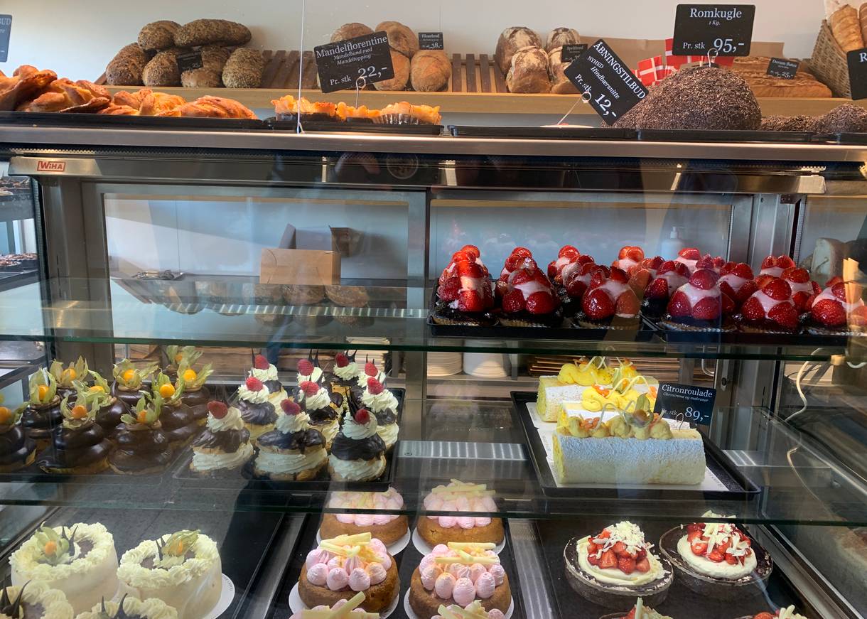 Kuchenvitrine in einer Bäckerei mit verschiedene Obstküchlein