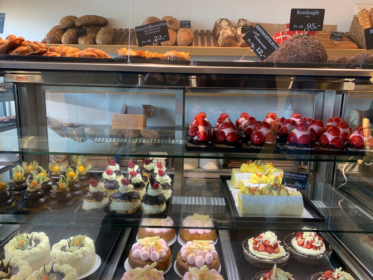 Kuchenvitrine in einer Bäckerei mit verschiedene Obstküchlein