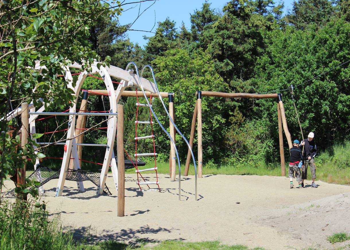 Neuer Spielplatz mit Klettergerüsten zwischen Bäumen