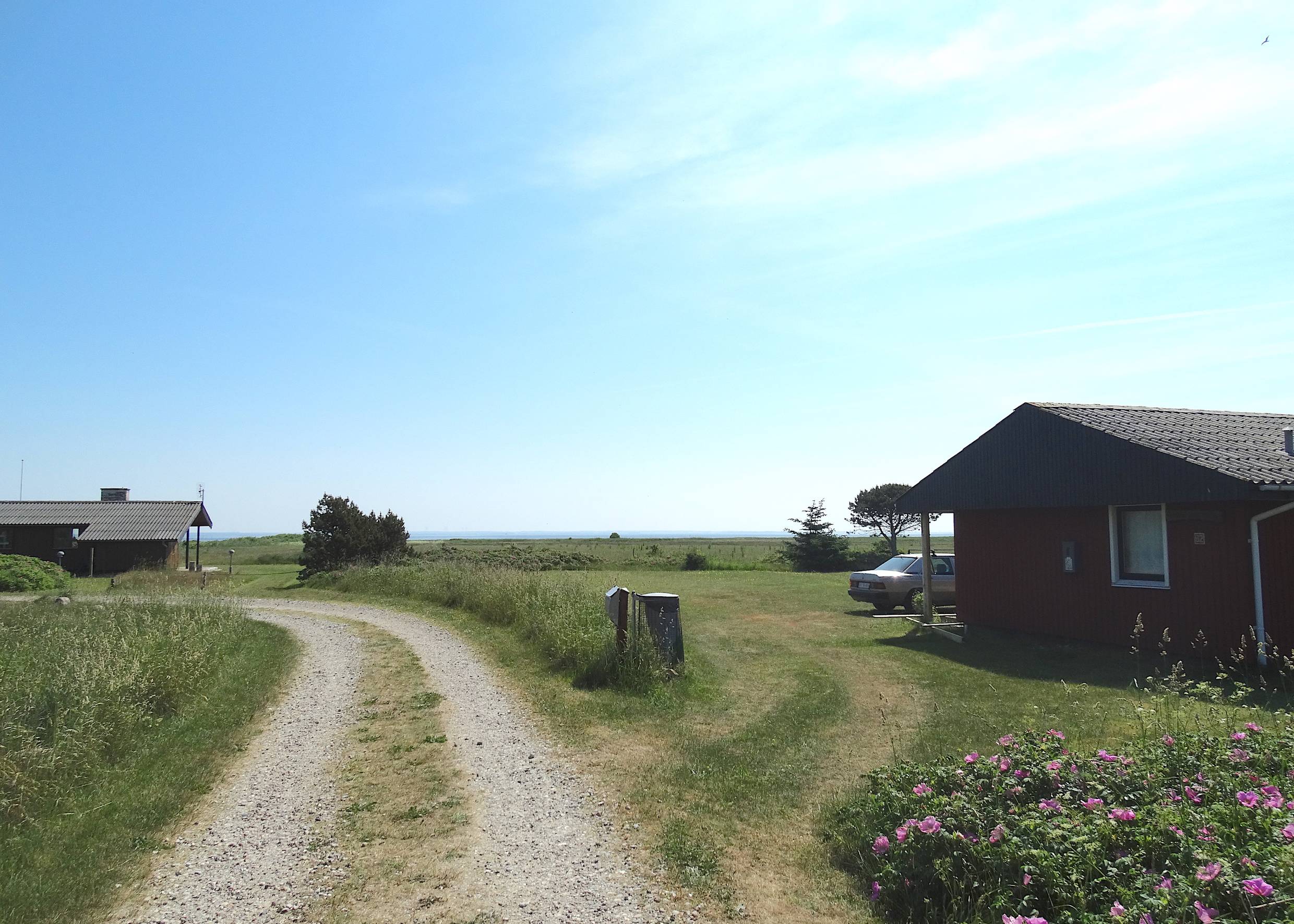 Zwei Ferienhäuser auf einer flachen Wiese