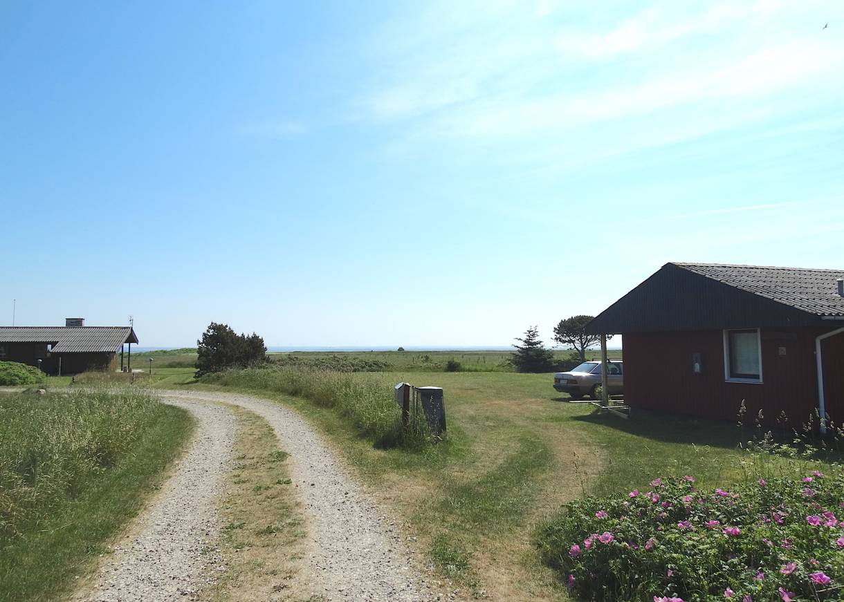 Zwei Ferienhäuser auf einer flachen Wiese
