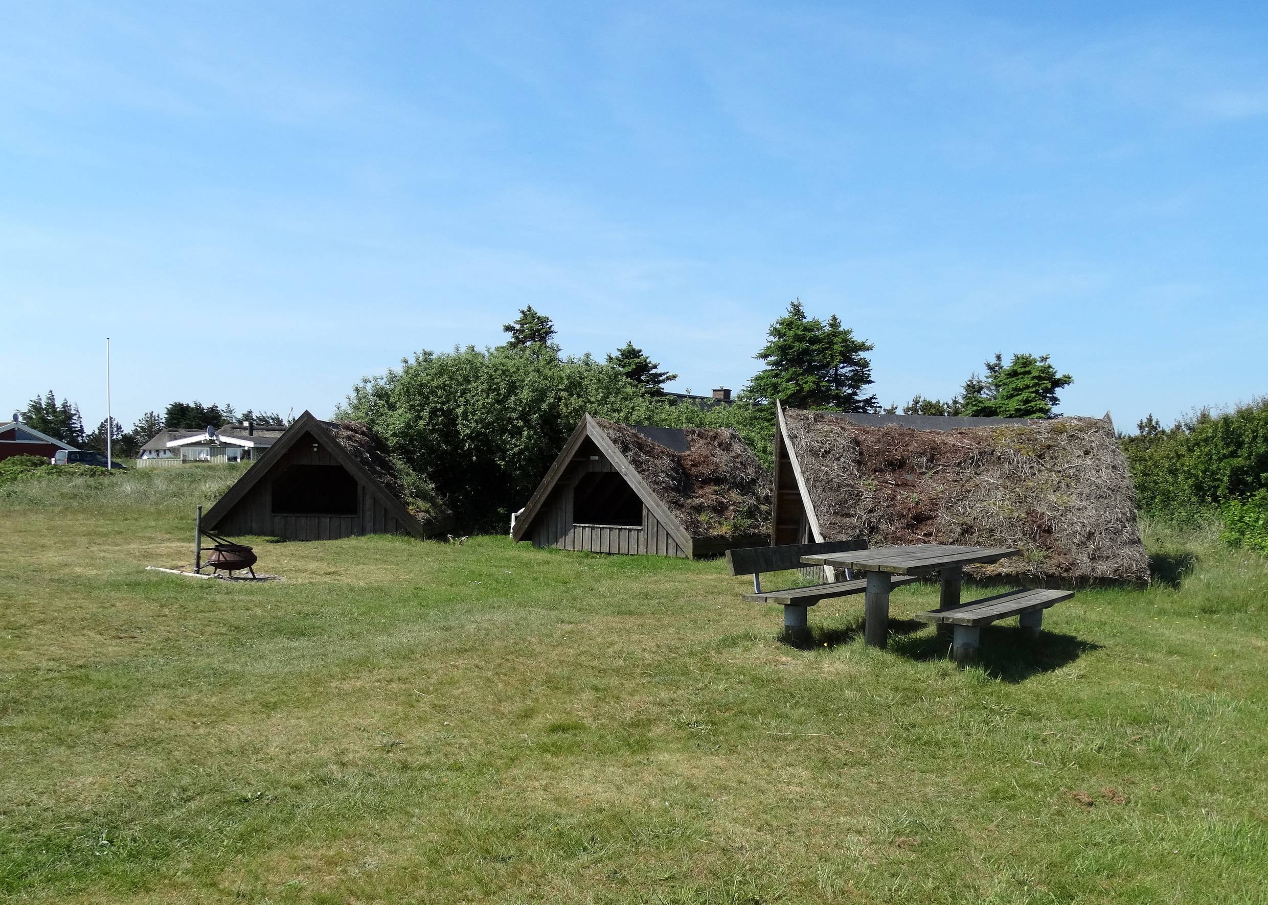 Drei kleine Hütten mit Grillplatz und Picknicktisch