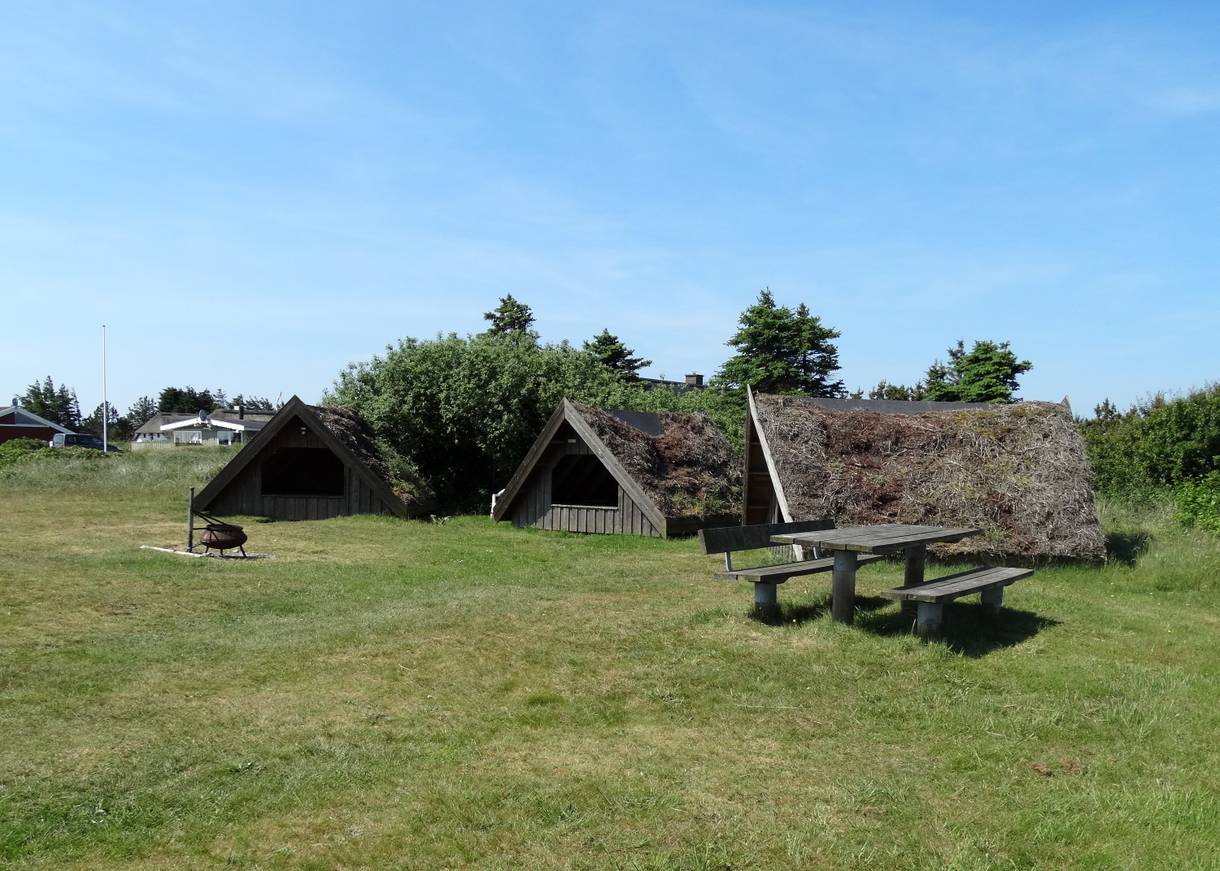 Drei kleine Hütten mit Grillplatz und Picknicktisch